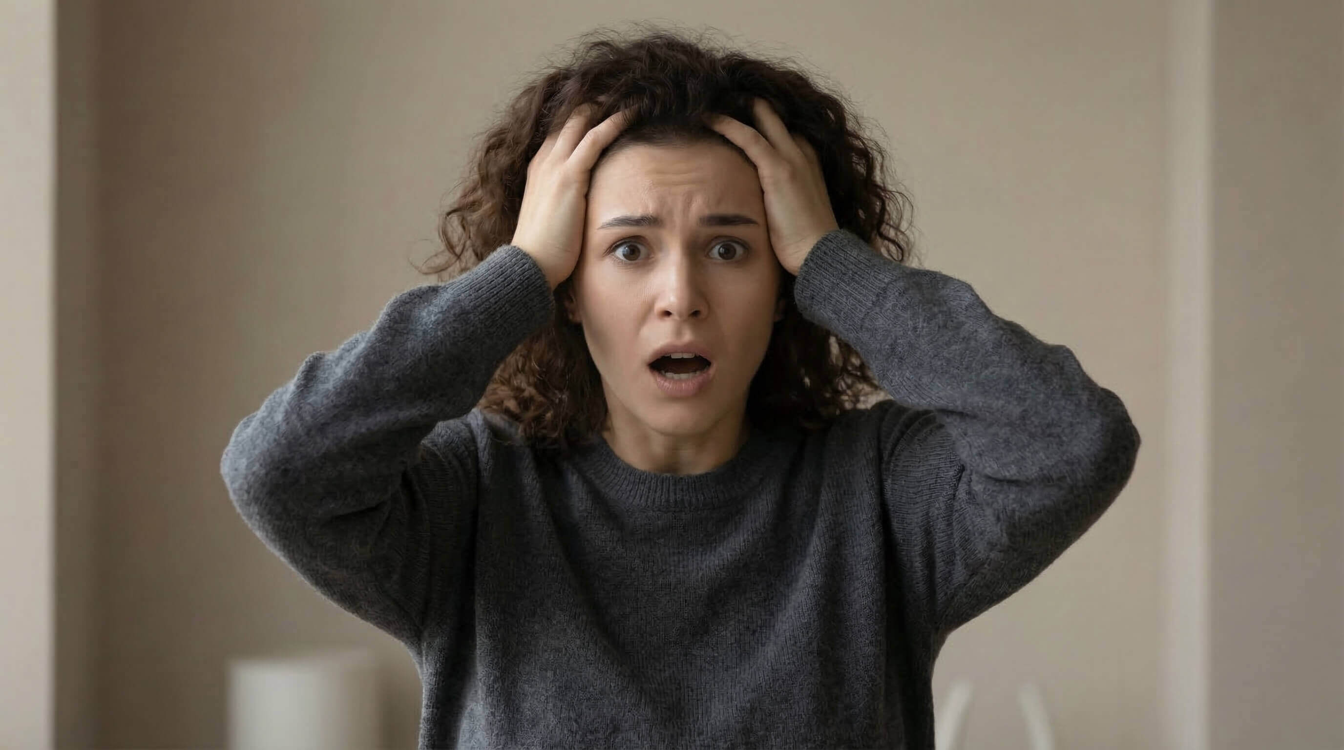 Растерянная девушка держится за голову