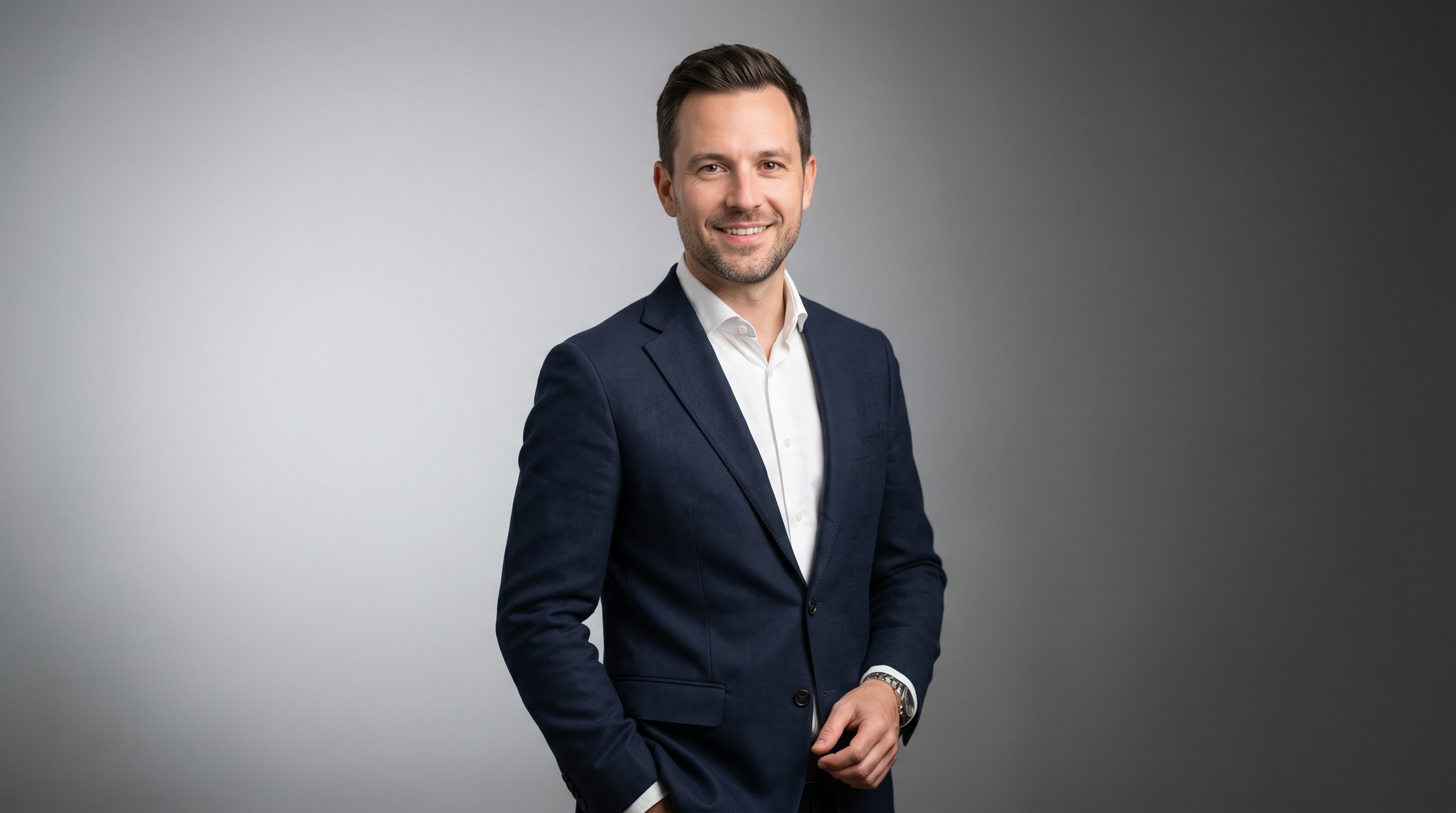 Деловой портрет на сером студийном фоне