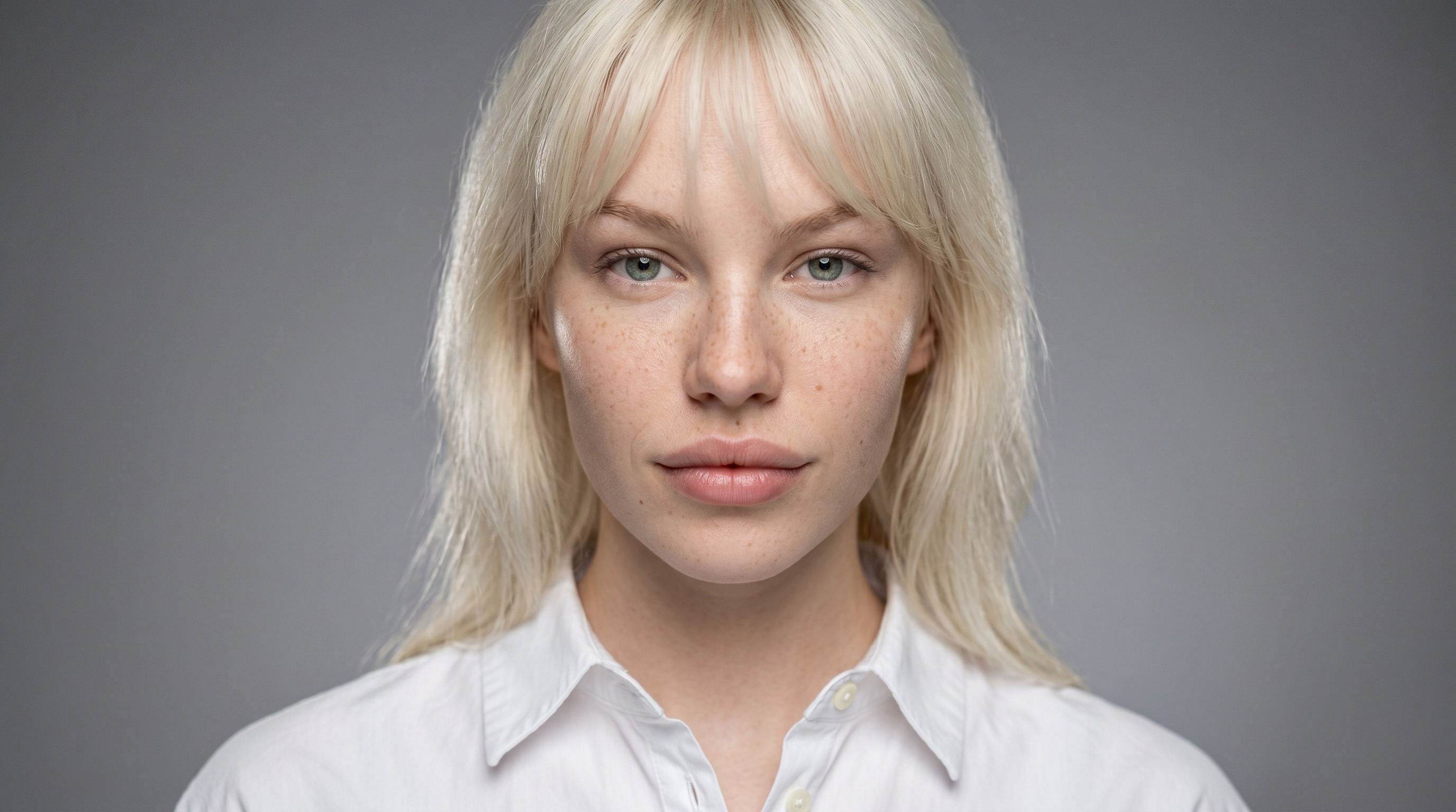 Крупноплановый студийный портрет с уверенным взглядом