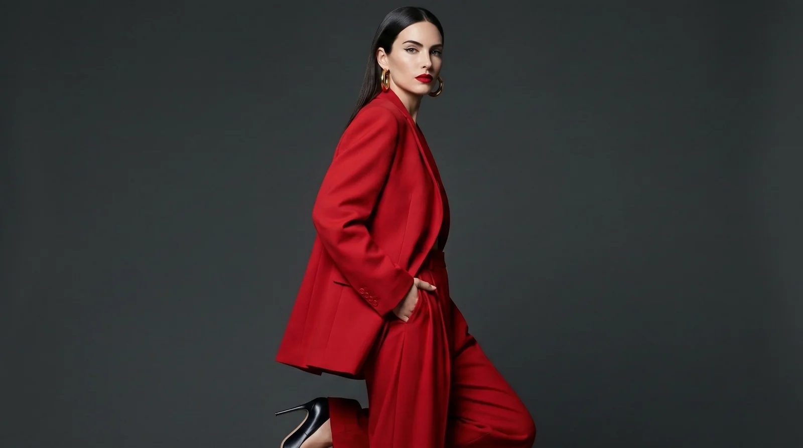 Промты для ИИ фотосессии женские: fashion-образ в красном костюме, модная съёмка в студии